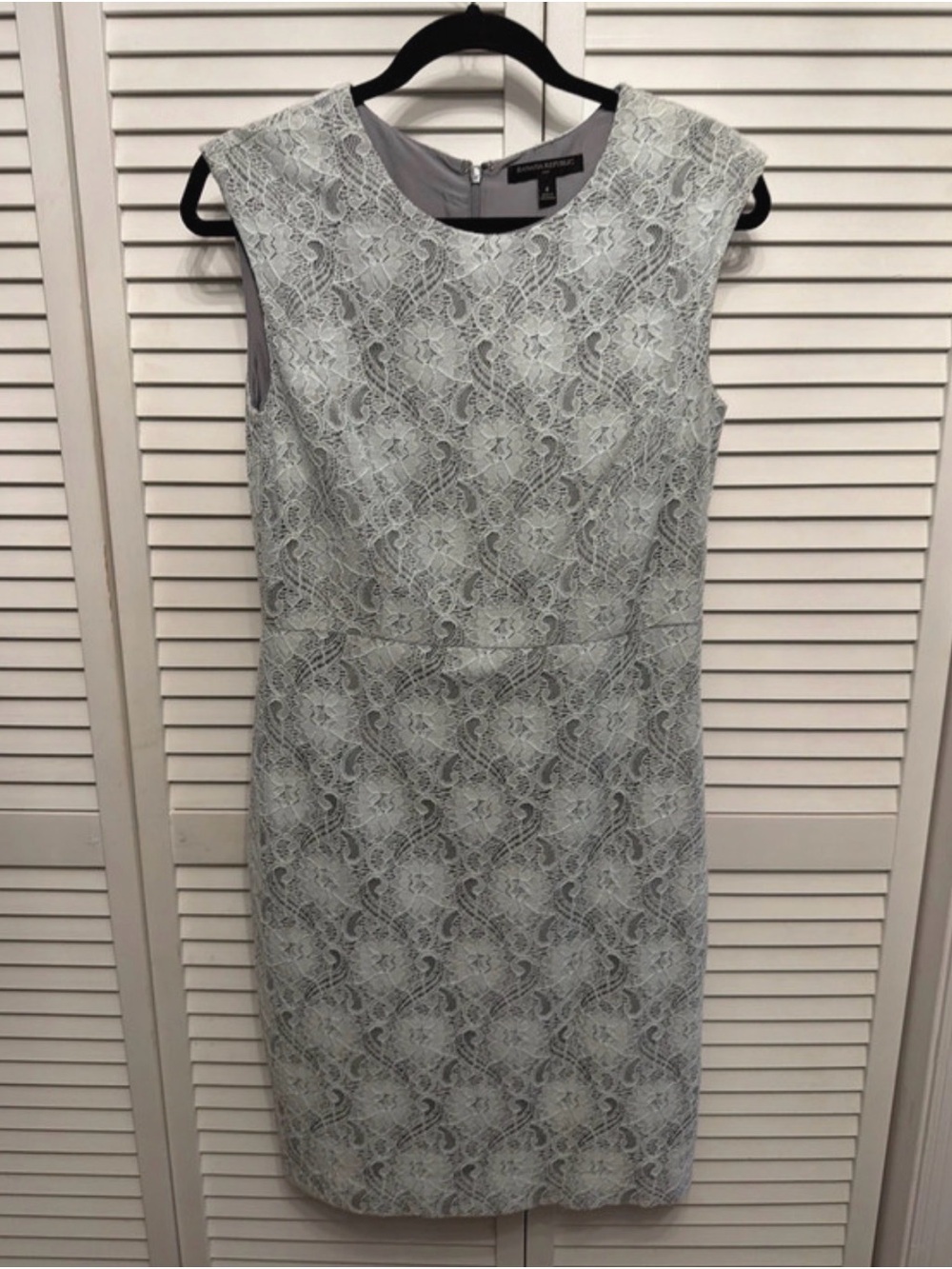 Banana Republic Sleeveless Lace Sheath Dress in Light Gray